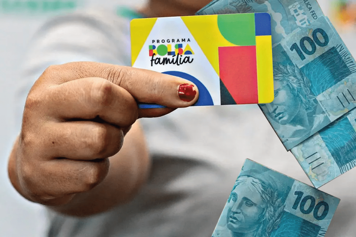 Cartão do Bolsa Família com dinheiro representando pagamento do Bolsa Família março 2026