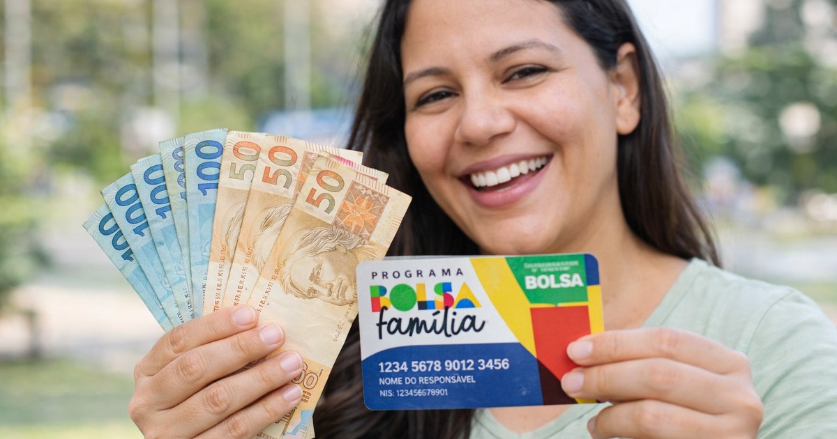 mulher sorrindo com o pagamento do calendário bolsa família março 2026
